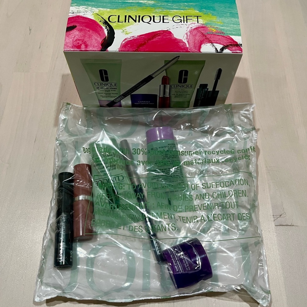 Spring 2025 Brand new 6-piece Clinique set sealed
